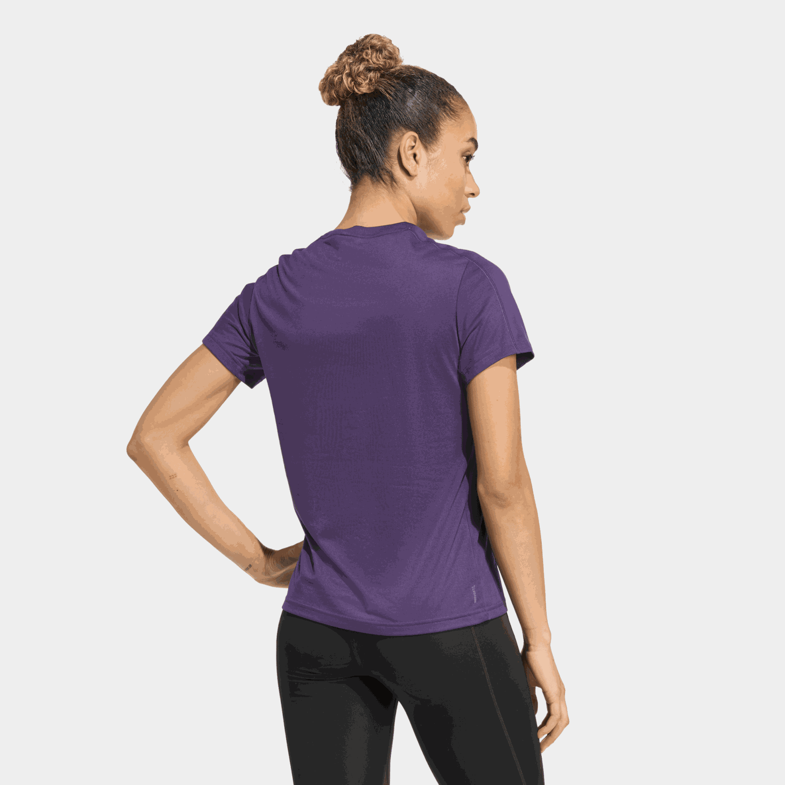 Train Essentials Minimal Branding Crewneck T-Shirt, t-shirt, dam - full image 2