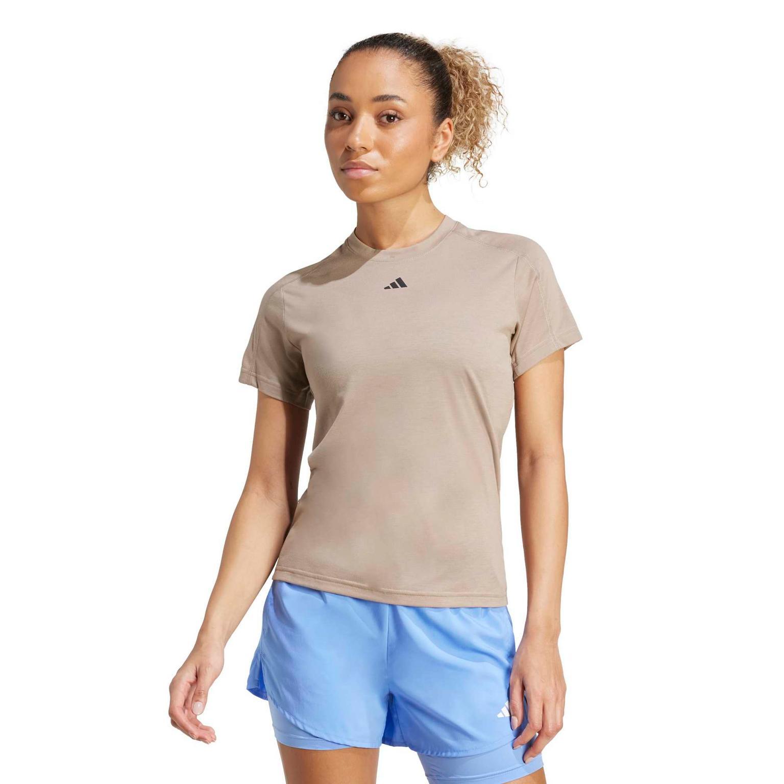 Train Essentials Minimal Branding Crewneck T-Shirt, t-shirt, dam - full image 1