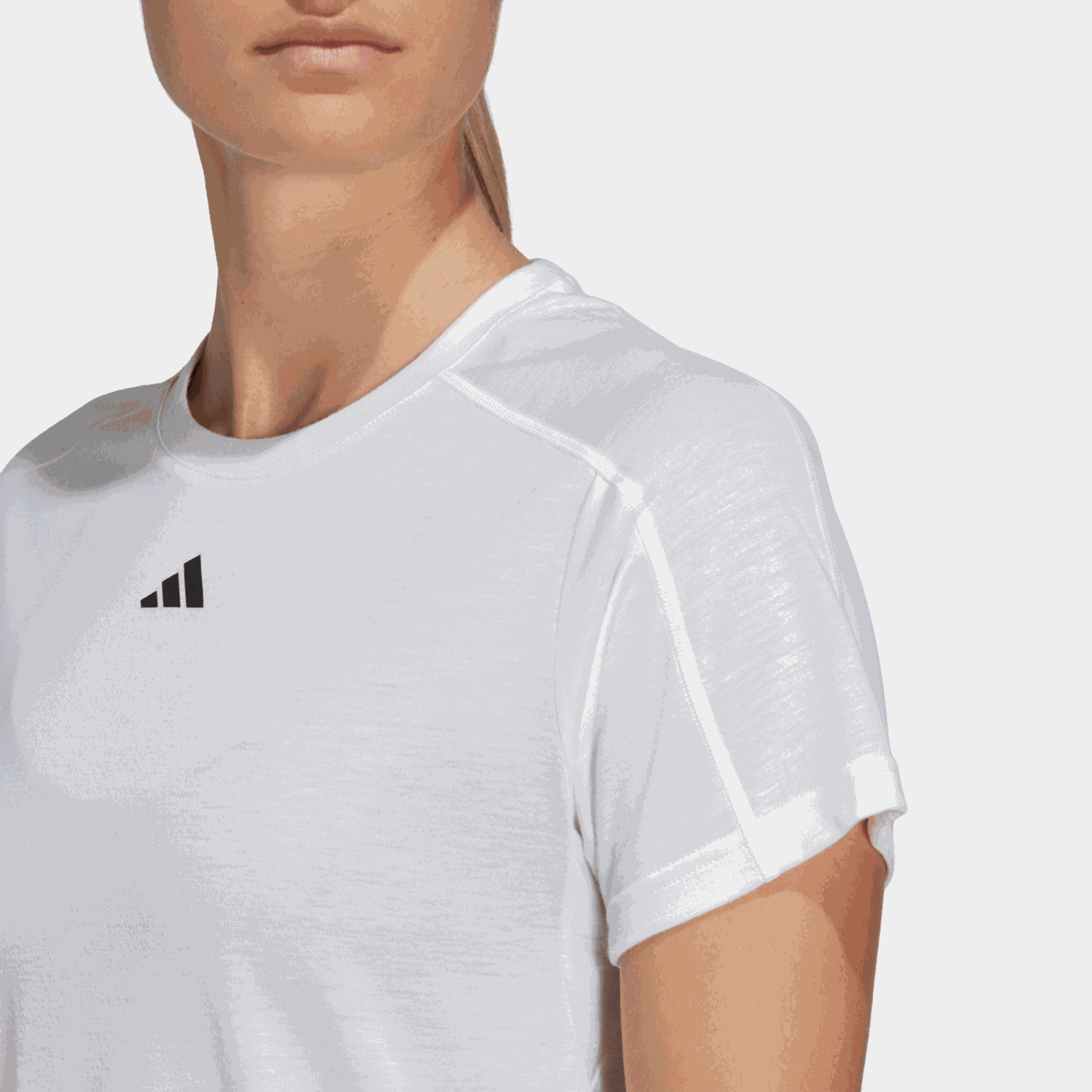 Train Essentials Minimal Branding Crewneck T-Shirt, t-shirt, dam - full image 4